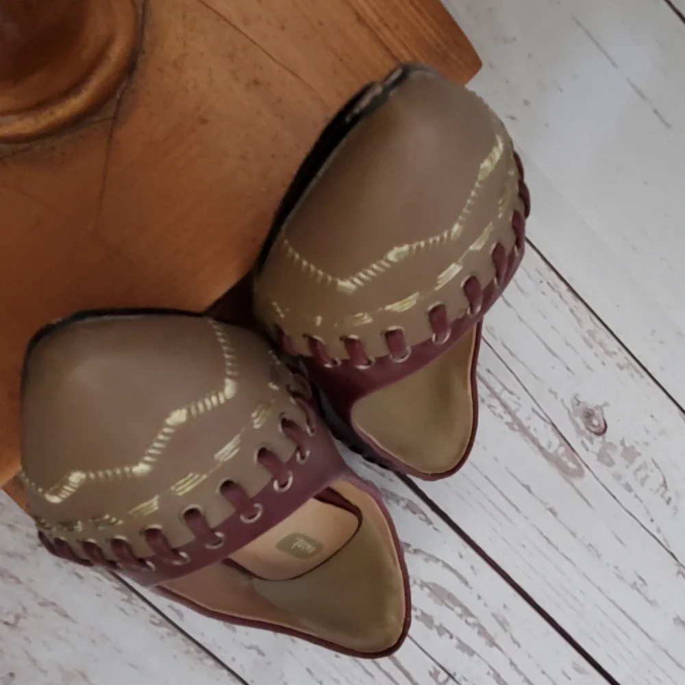 Avon Mark 80s style color blocked women's flats burgundy, taupe size 7
